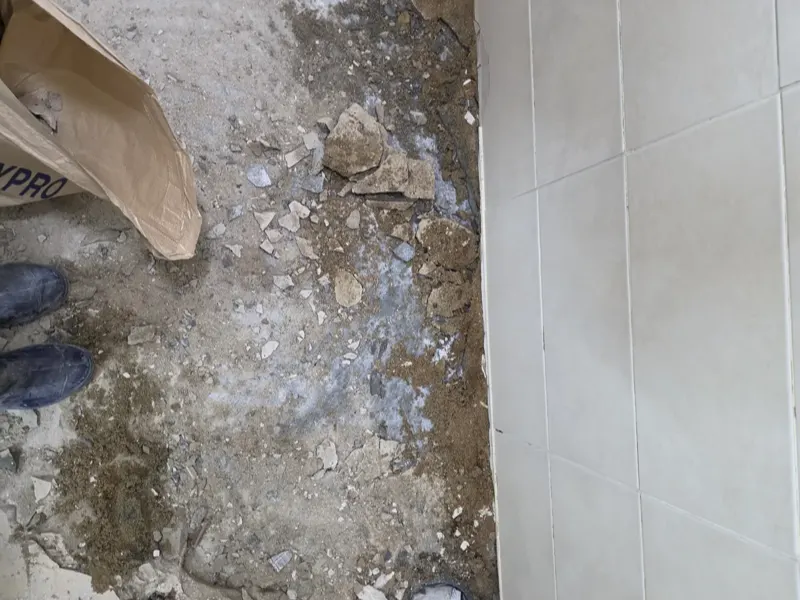 칠곡 바닥을 깨고 드러낸 화장실 배관 자리