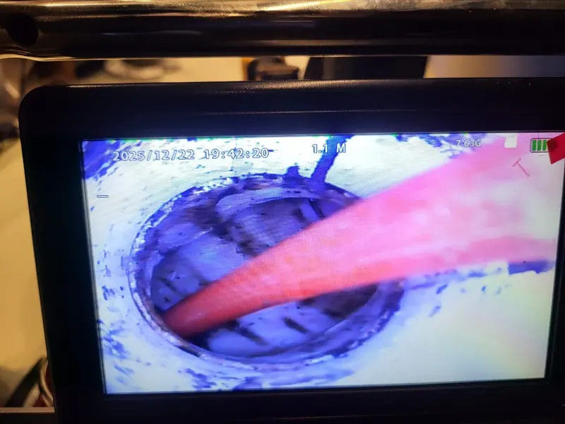 칠곡 스프링 장비가 관 안으로 들어간 내시경 화면