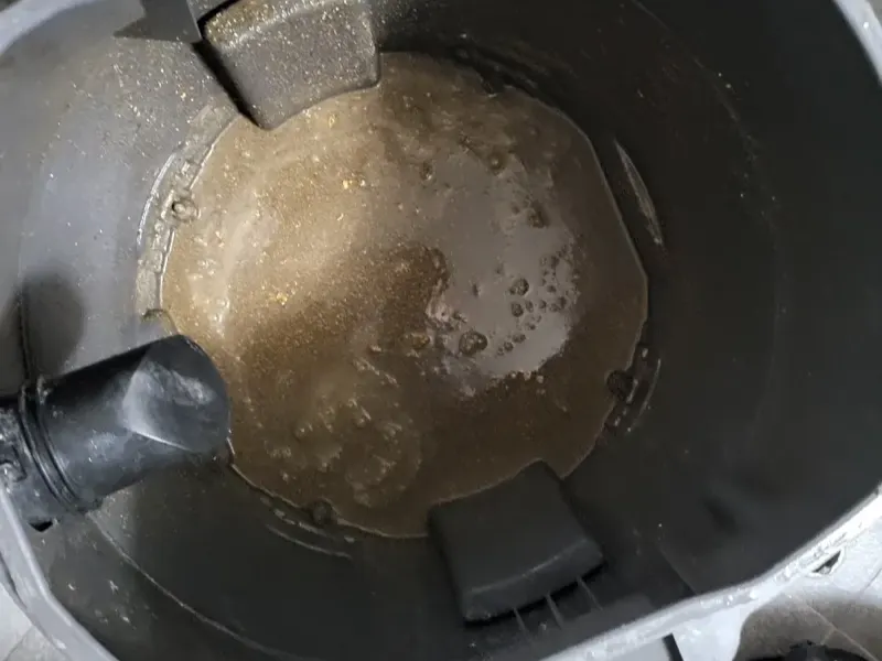 칠곡 석션 장비 통에 빨려 나온 오수와 찌꺼기