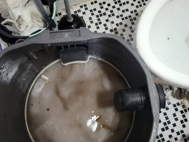 칠곡 석션 장비 통에 모인 오수